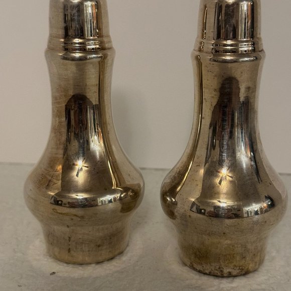 Vintage WM Rogers International Silver Plate Salt & Pepper Shakers - Picture 1 of 3